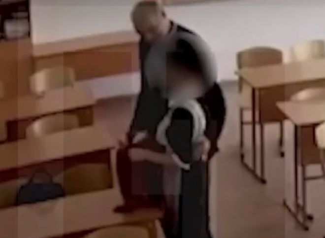 В Башкирии учителя уволили из-за домогательств к школьнице, попавших на видео
