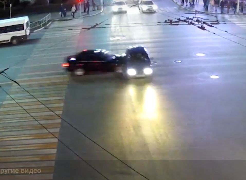 На площади Ленина проехавший на «красный» водитель протаранил легковушку