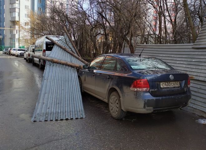 На Новоселов на припаркованный автомобиль рухнуло ограждение