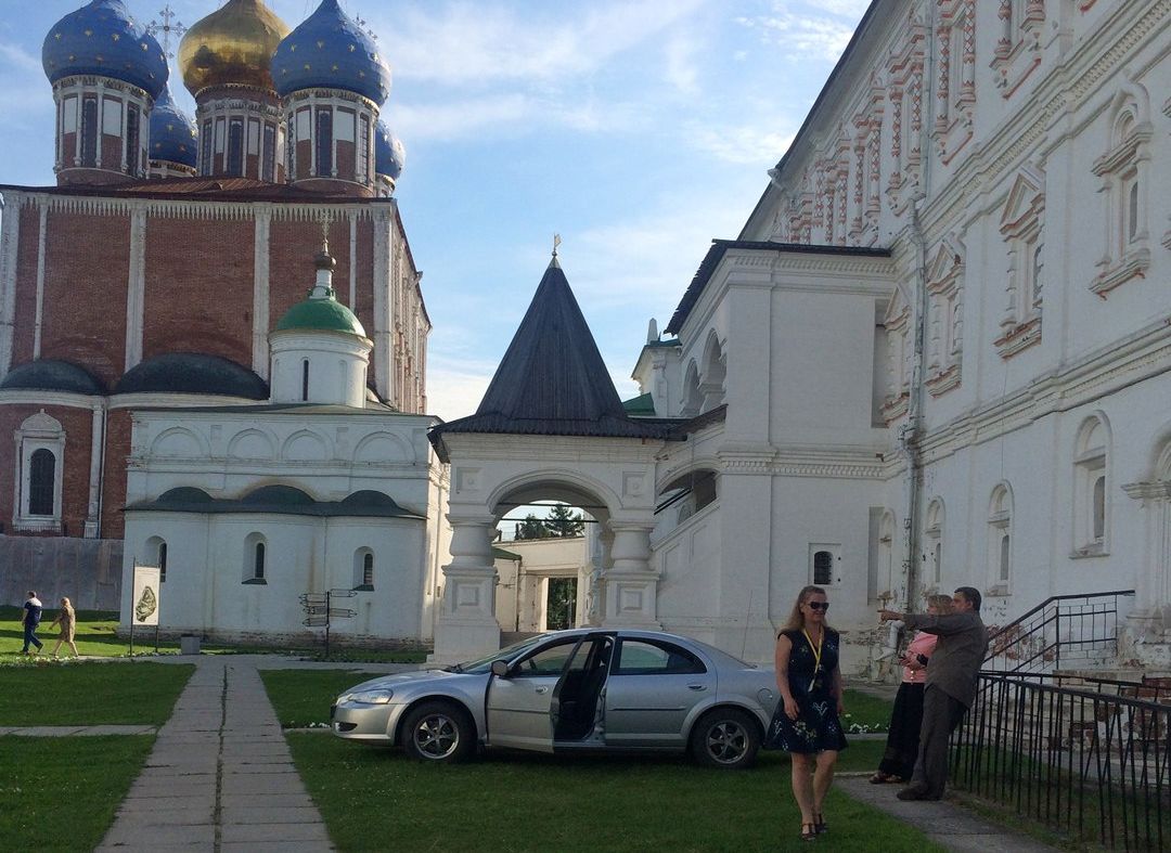 В Рязанском кремле объяснили, зачем автомобиль припарковался у Дворца Олега