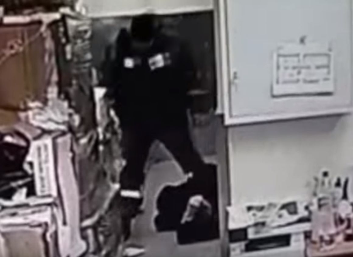 В Уфе охранник магазина жестоко избил мужчину, укравшего бутылку спиртного (видео)