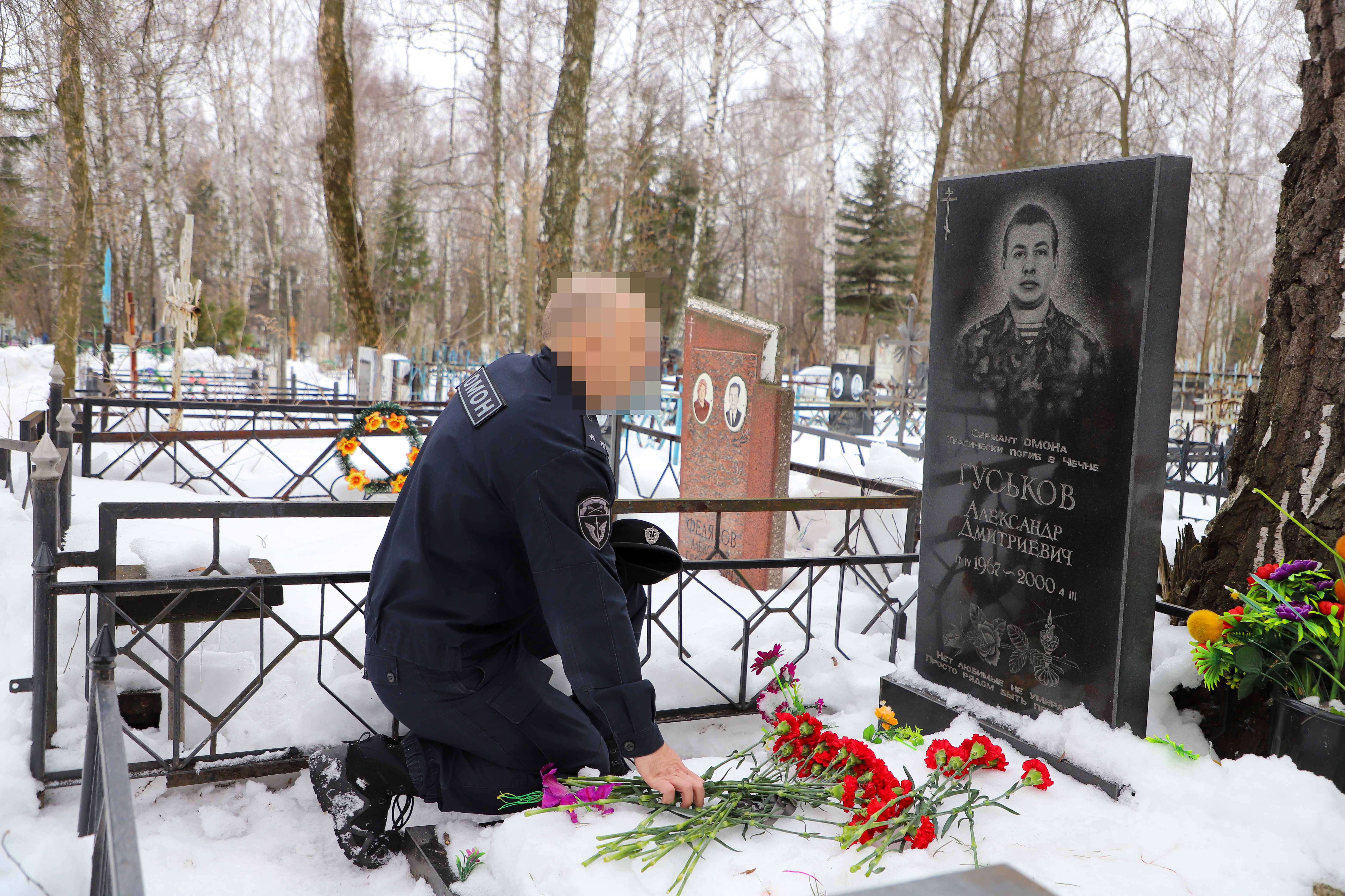 Взорвал три гранаты депутат. Владимир Толокнеев ОМОН могила. Посмертно почтили память.