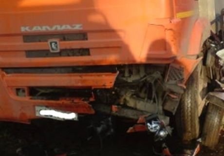 Два человека пострадали в столкновении КАМАЗа и «Нивы»