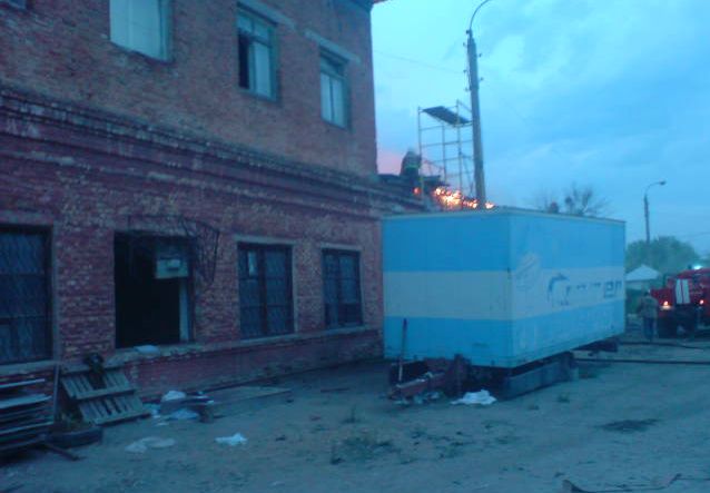 15 пожарных машин тушили склад в Михайлове
