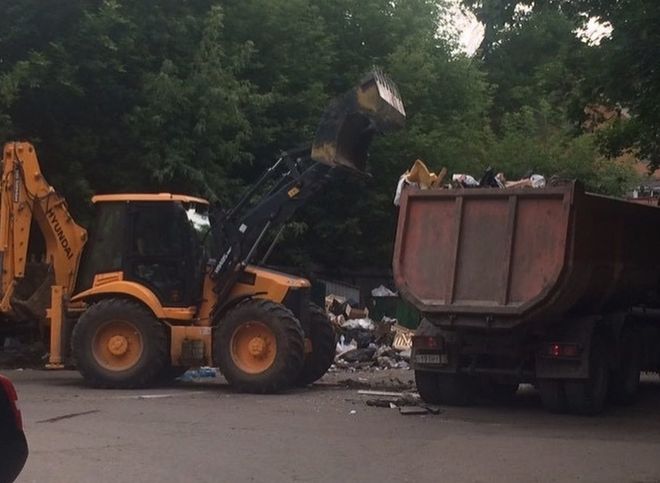 Для уборки мусора на улице Маяковского пригнали погрузчик