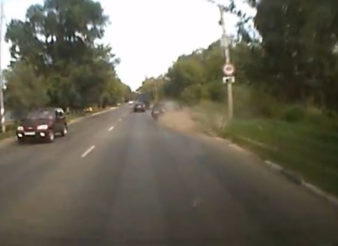 Видео: на Михайловском шоссе легковушка улетает в кювет