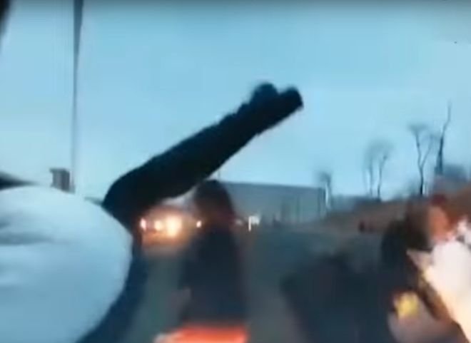Видео: во Владивостоке автоледи врезалась в группу пешеходов