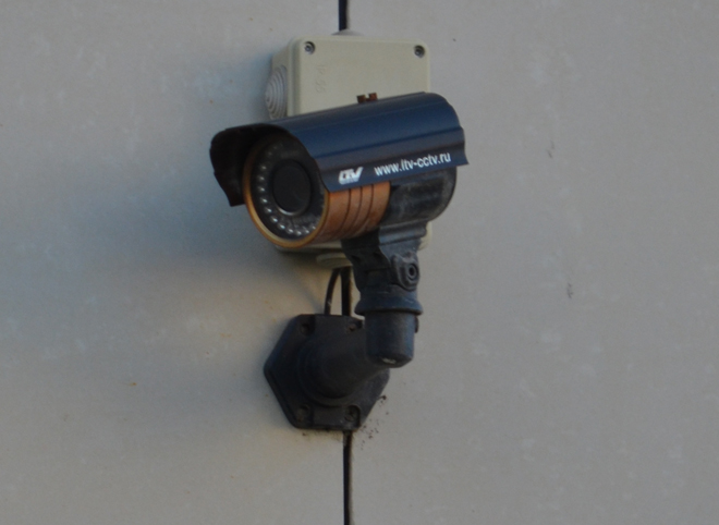 В Рыбном со здания школы похитили камеру видеонаблюдения