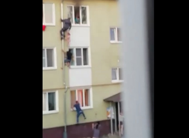 В Костроме трое мужчин спасли детей из огня, забравшись по водосточной трубе
