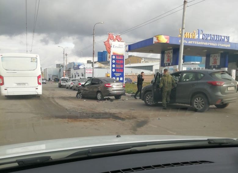 На улице Чкалова столкнулись четыре автомобиля