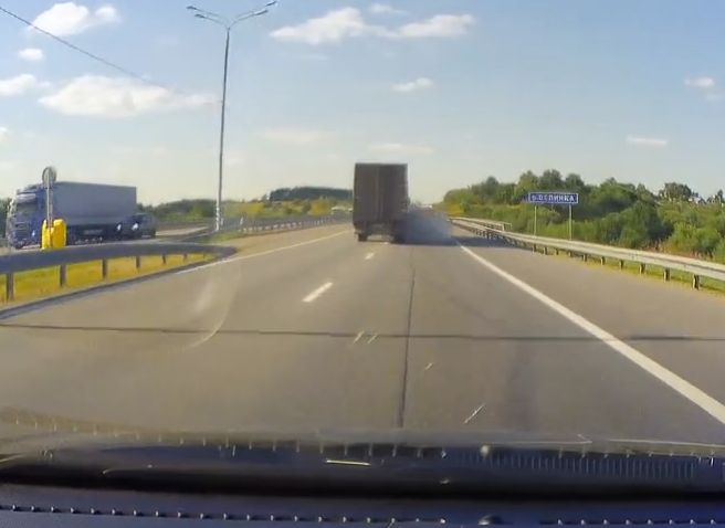 Рязанский водитель снял на видео взрыв колеса у едущей впереди фуры