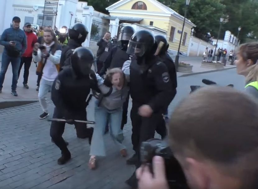 Видео: полицейский бьет девушку «под дых» во время задержания в Москве