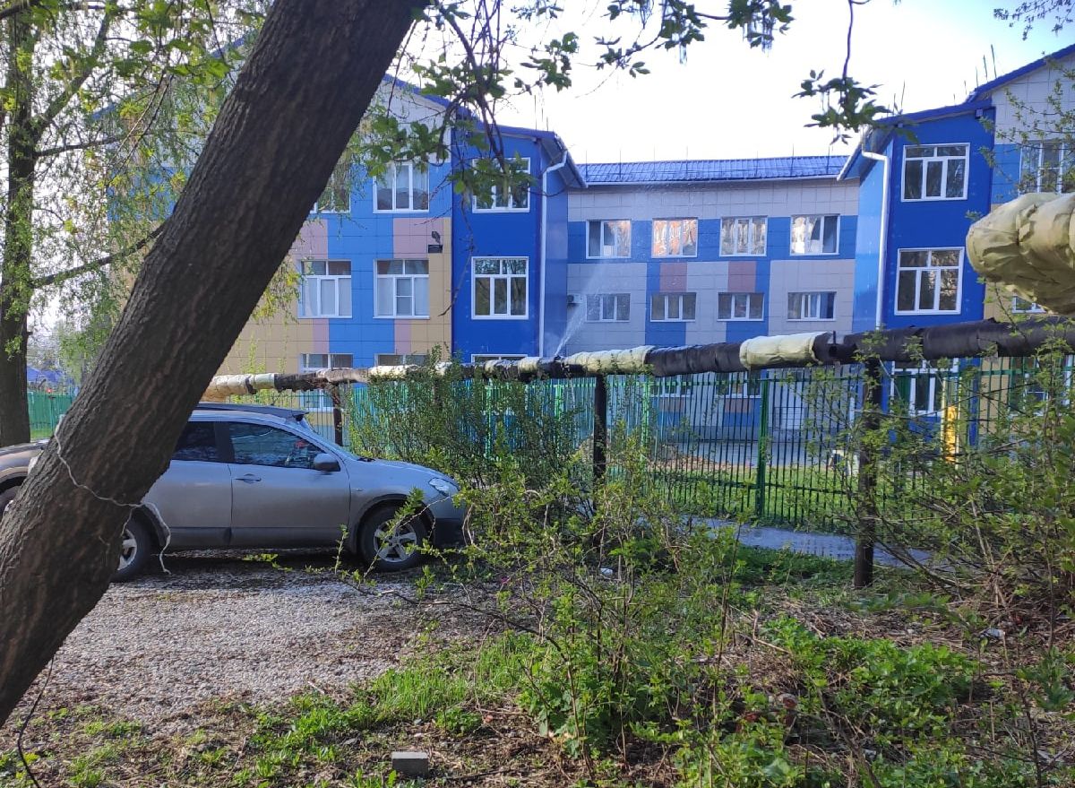 У детского сада на улице Гагарина прорвало теплотрассу