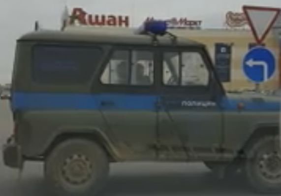 У «Премьера» полицейский УАЗ встал посреди дороги (видео)