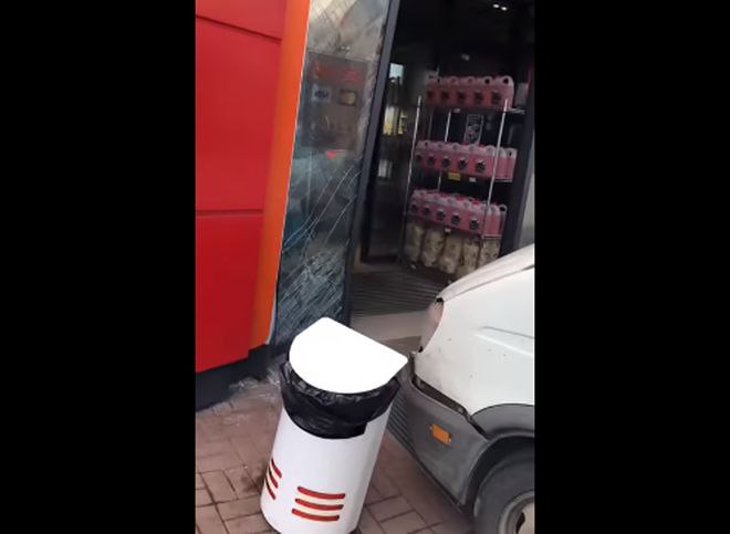 «Газель» с рязанскими номерами врезалась в заправку под Ярославлем (видео)