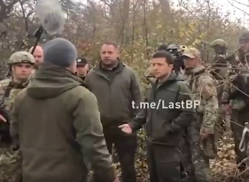 Зеленский вступил в перепалку с националистами в Донбассе (видео)