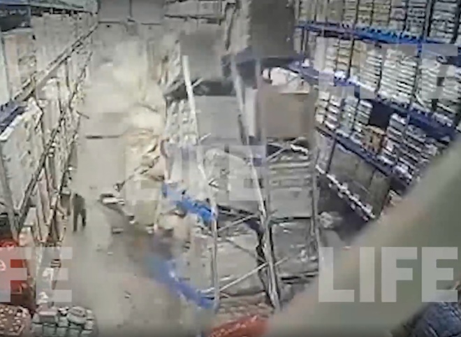 В Красноярске на рабочего рухнули восьмиметровые стеллажи с алкоголем