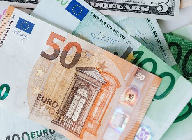 Курс евро на Мосбирже опустился ниже 78 рублей впервые с 8 апреля