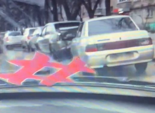 В Дашково-Песочне «десятка» протаранила несколько автомобилей на парковке
