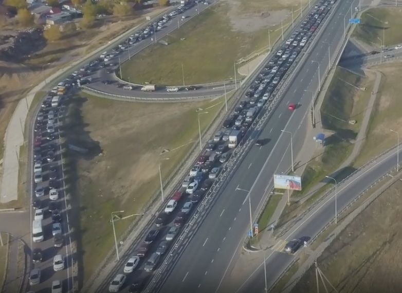 Гигантскую пробку на Солотчинском шоссе сняли с дрона