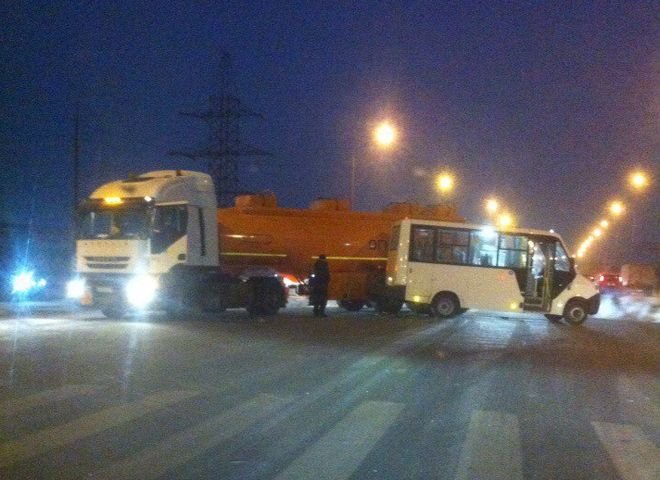 Соцсети: в Никуличах столкнулись бензовоз и маршрутка