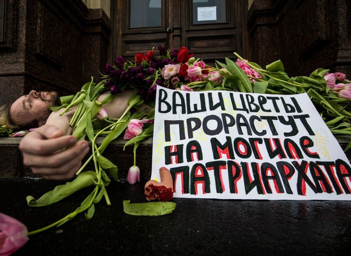 Феминистки провели акцию с обнаженным мужчиной у ЗАГСа в Петербурге
