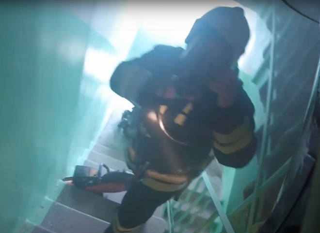 Рязанский огнеборец-видеоблогер показал тушение пожара в жилом доме