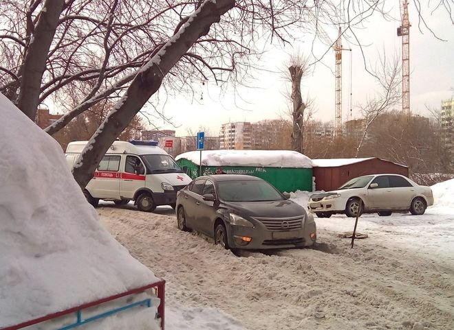 В Новосибирске ветерана пришлось вести до скорой из-за нечищеных дорог