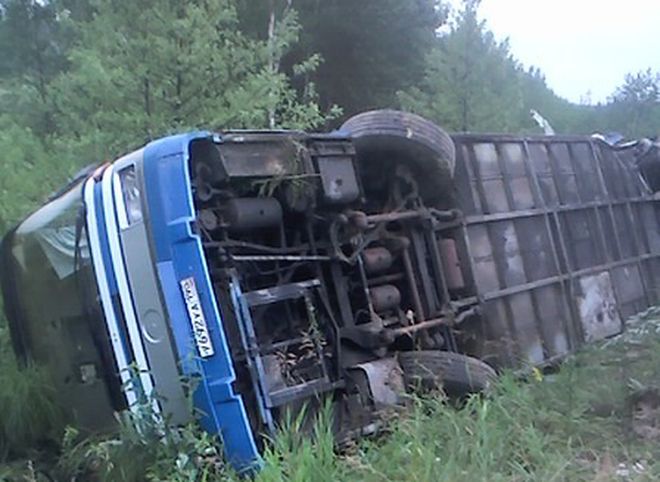 В Рязанской области перевернулся автобус