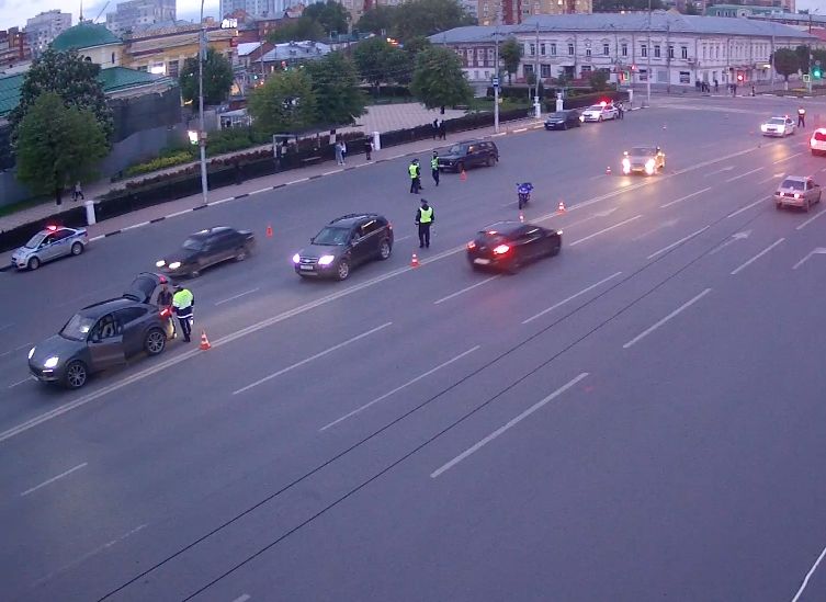 На площади Ленина массово останавливают водителей