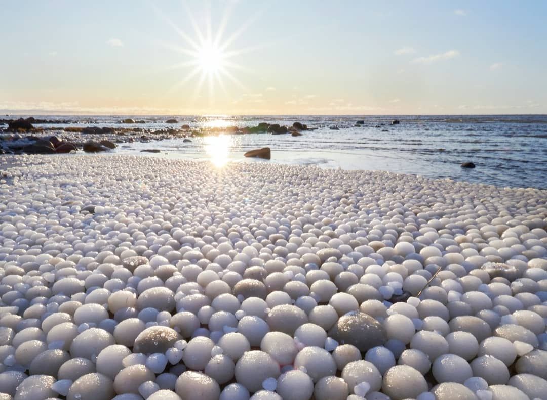 Пляж в Финляндии покрылся ледяными «яйцами»