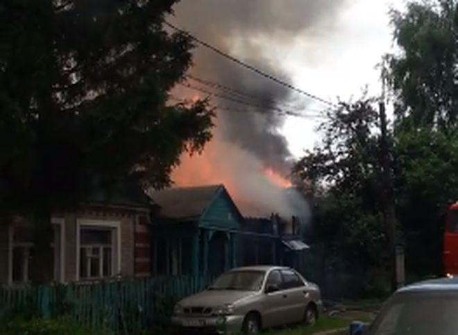 В Дашково-Песочне загорелся дом (видео)