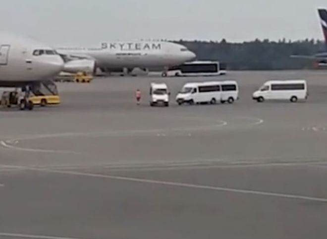 В аэропорт Шереметьево экстренно вернулся вылетевший в Грозный самолет