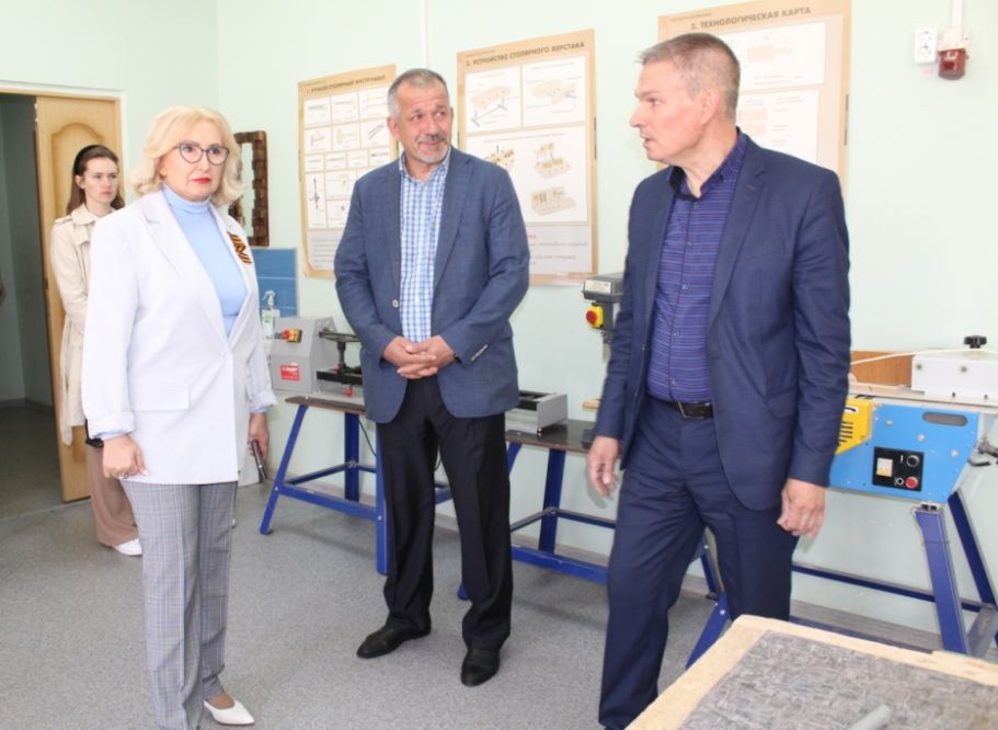 Панфилова оценила шефскую работу «Газпромнефти» в школе №49