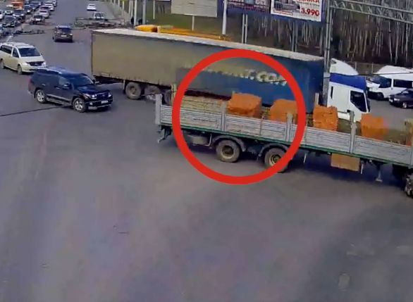 На Московском шоссе грузовик «растерял» кирпичи (видео)