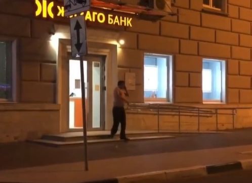 На улице Почтовой сняли на видео полуголого мужчину