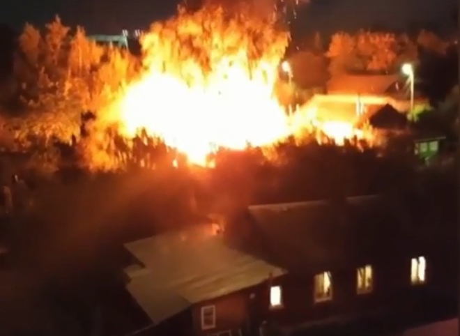 Пожар в Шлаковом тушили 19 человек и шесть единиц техники