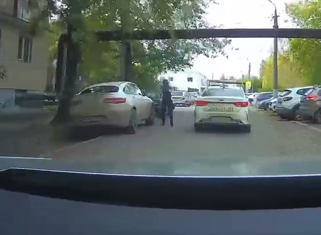 Опубликовано видео из машины, в которую выстрелил Тимур Бекмансуров