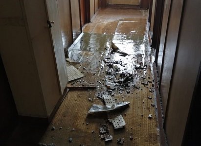 После обрушения потолка в доме на улице Качевской прокуратура начала проверку