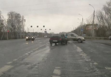 Езда на «красный» в Рязани: два авто разминулись в сантиметрах (видео)