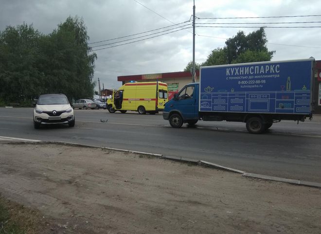 На улице Ситниковской столкнулись Renault и «Газель», есть пострадавший
