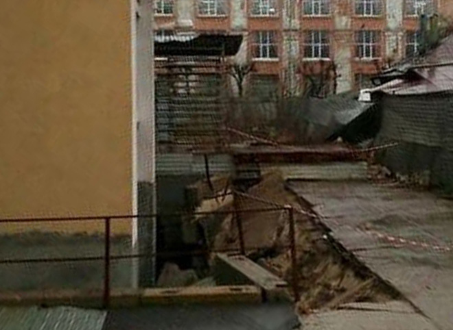 Соцсети: в Рязани из-за обвалившейся стены «Магнита» вода «заливает» дом