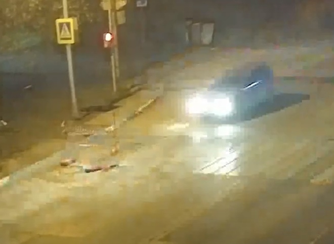 В Дашково-Песочне автомобиль угодил в провал на дороге