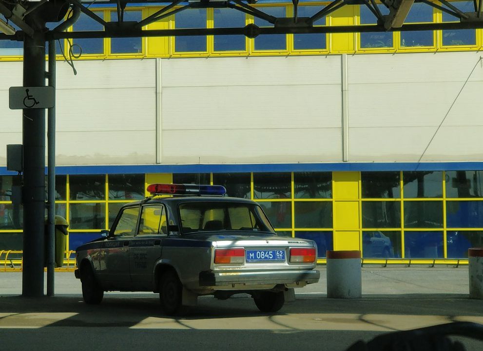Фото: в Рязани полицейский автомобиль припарковался на месте для инвалидов