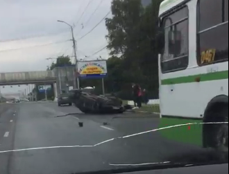 На Московском шоссе перевернулась иномарка (видео)