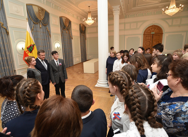 Губернатор Николай Любимов вручил школьникам паспорта в День Конституции