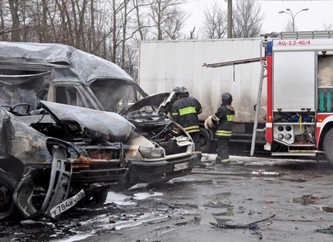 Из-за взрыва газового баллона в Москве дотла сгорели девять автомобилей (фото)