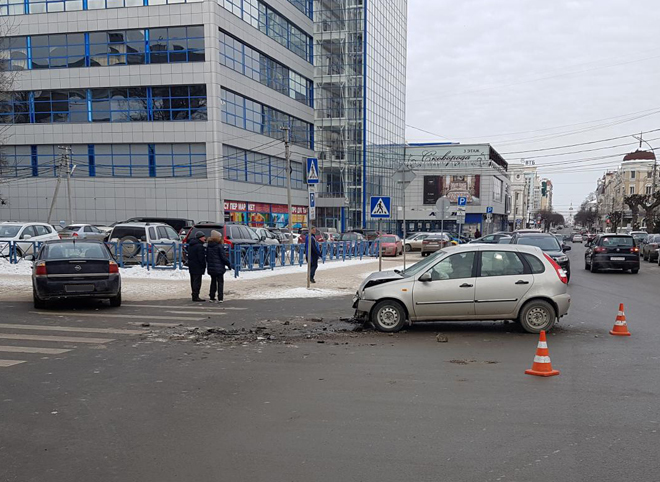У ТЦ «Атрон» столкнулись Opel и Lada, пострадал семилетний ребенок