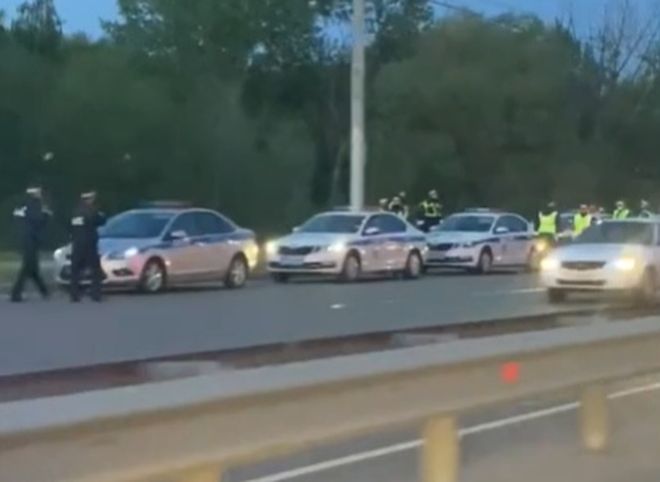 На Московском шоссе засняли десяток экипажей ДПС