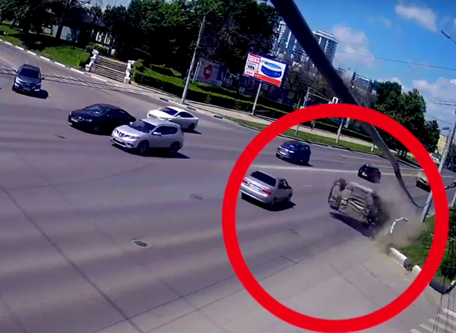 Момент опрокидывания иномарки на Московском шоссе попал на видео